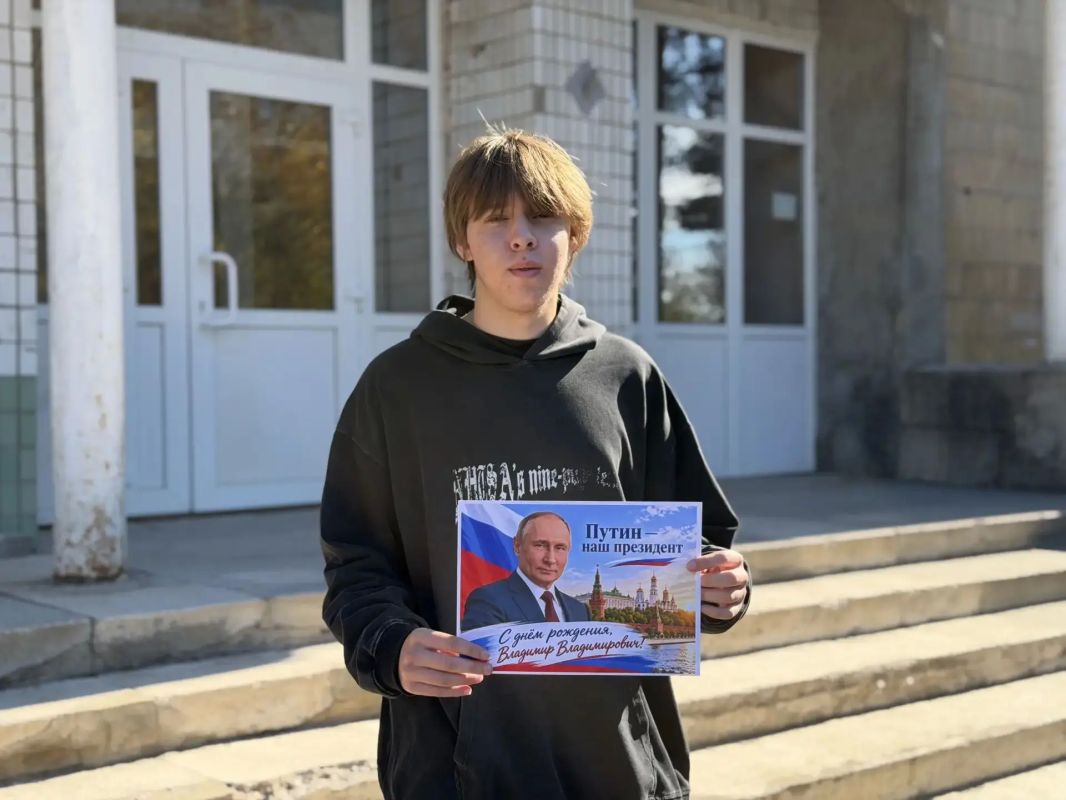Молодежь Докучаевска присоединилась к поздравлениям с Днем рождения Президента Российской Федерации Владимира Владимировича Путина Молодежь Докучаевска присоединилась к поздравлениям с Днем рождения Президента Российской Федерации Владимира Владимировича Путина