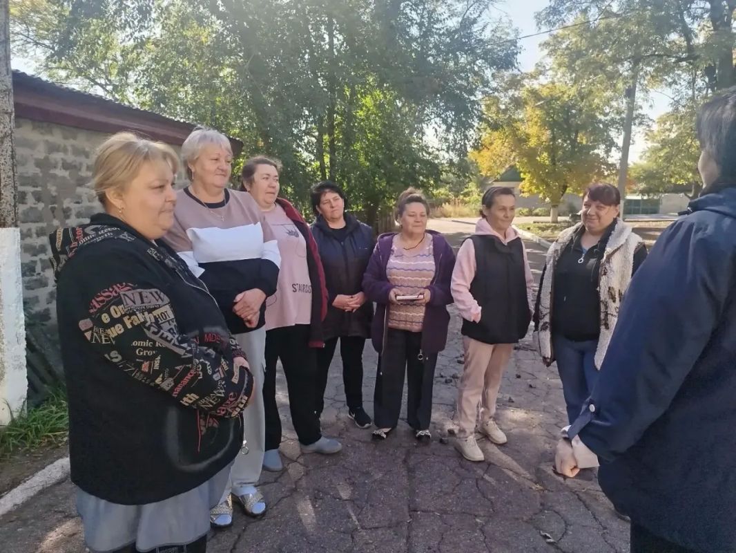 Первый заместитель главы муниципального образования городского округа Харцызск Виктория Рогожина провел встречу с жителями поселка Золотаревка по улице Ломоносова