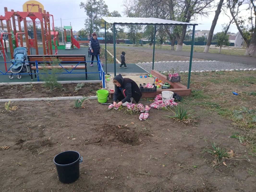 Доброе сердце села — в делах! Члены ТОС «Единство» сделали ещё один шаг, чтобы Македоновка становилась уютнее и красивее. На детской и спортивной площадках появились новые саженцы роз — теперь эти места будут радовать... Доброе сердце села — в делах! Члены ТОС «Единство» сделали ещё один шаг, чтобы Македоновка становилась уютнее и красивее. На детской и спортивной площадках появились новые саженцы роз — теперь эти места будут радовать...