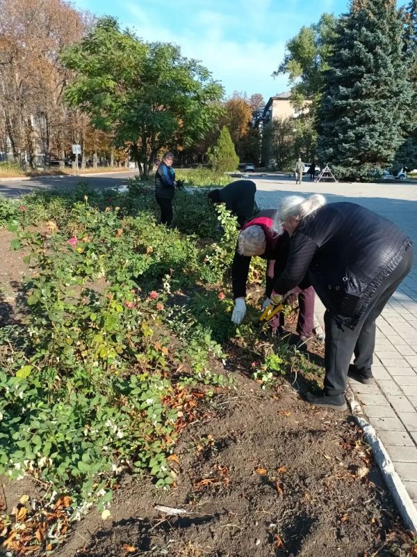 Сегодня, 7 октября, сотрудники ГБУ «Городской дворец культуры им. В. Г. Кирсановой» (Дворец культуры «ЯКХЗ») проведены работы по благоустройству прилегающей к зданию территории Сегодня, 7 октября, сотрудники ГБУ «Городской дворец культуры им. В. Г. Кирсановой» (Дворец культуры «ЯКХЗ») проведены работы по благоустройству прилегающей к зданию территории