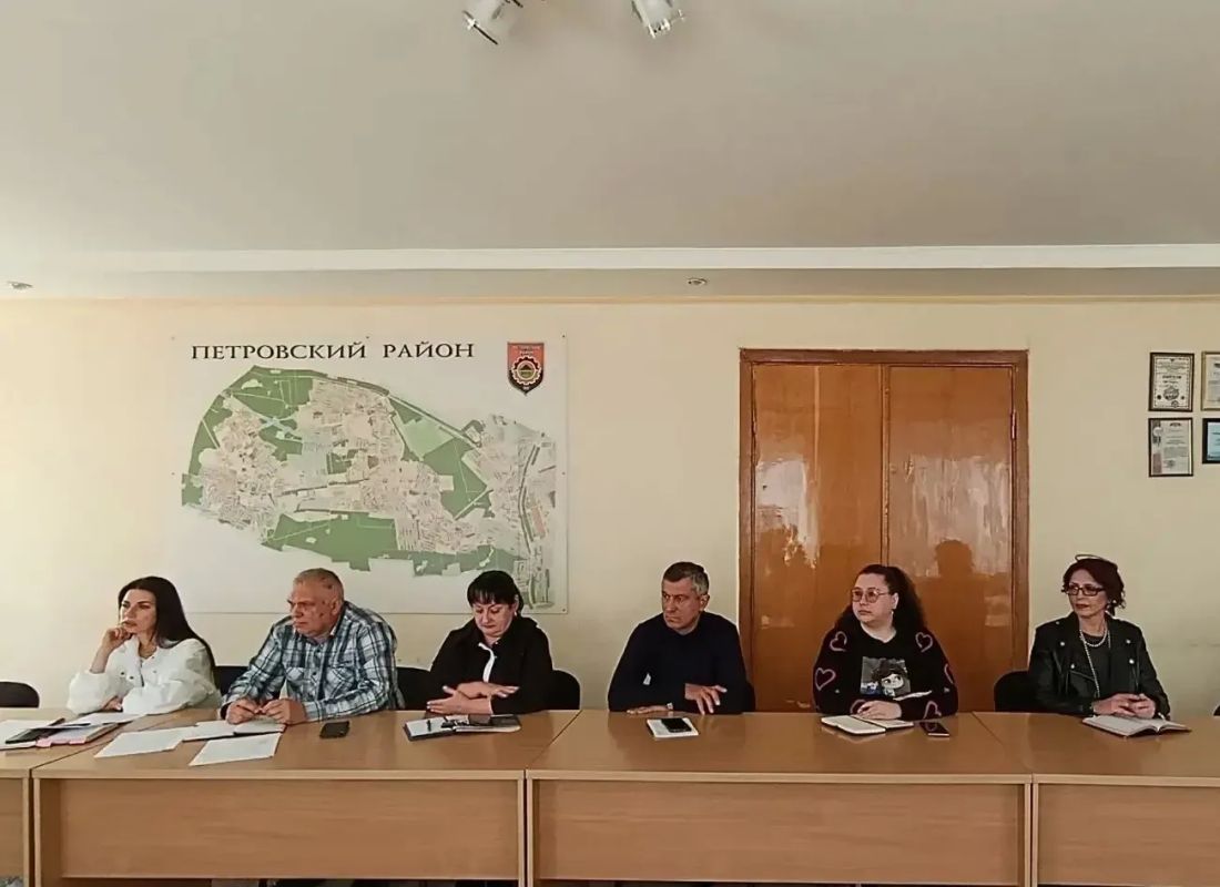 Наталья Бегуненко: Сегодня, 7 октября, руководитель Управы Петровского внутригородского района Администрации г.о. Донецк Бегуненко Наталья Ивановна провела еженедельное аппаратное совещание Наталья Бегуненко: Сегодня, 7 октября, руководитель Управы Петровского внутригородского района Администрации г.о. Донецк Бегуненко Наталья Ивановна провела еженедельное аппаратное совещание
