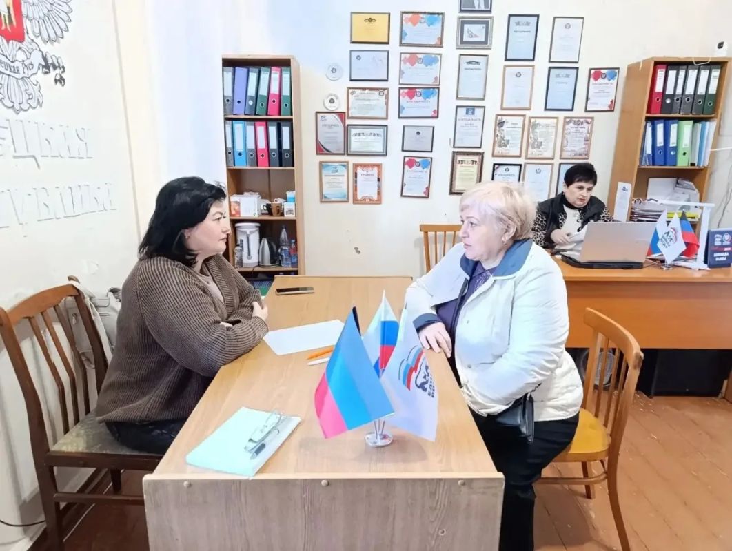 Первый заместитель главы муниципального образования городской округ Харцызск Виктория Рогожина совместно с заместителем главы муниципального образования Дмитрием Ощинским провели прием граждан в общественной приемной города...