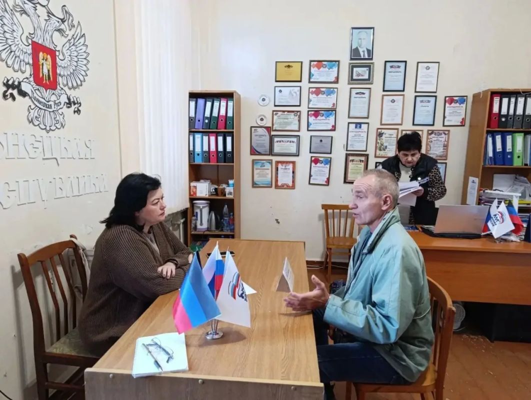 Первый заместитель главы муниципального образования городской округ Харцызск Виктория Рогожина совместно с заместителем главы муниципального образования Дмитрием Ощинским провели прием граждан в общественной приемной города... Первый заместитель главы муниципального образования городской округ Харцызск Виктория Рогожина совместно с заместителем главы муниципального образования Дмитрием Ощинским провели прием граждан в общественной приемной города...