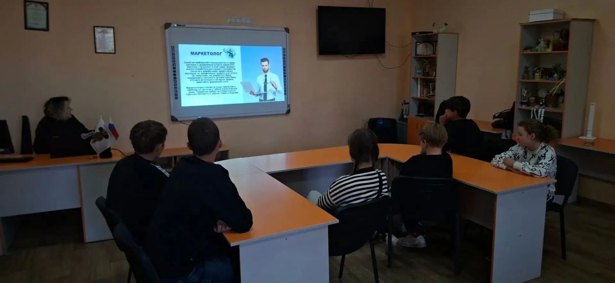 В молодёжном отделе МБУ «Мироновский поселковый ДК» состоялся важный и полезный просмотр видеоролика на тему профориентации под названием «Мой выбор- мои решения»