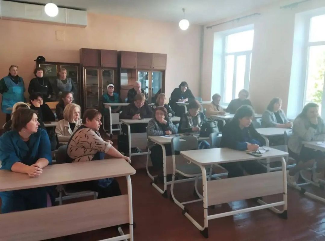 Сегодня, 7 октября в Червоногвардейском районе первый заместитель руководителя Управы Червоногвардейского внутригородского района Администрации городского округа Макеевка Антон Гринзовский провел встречу с трудовым... Сегодня, 7 октября в Червоногвардейском районе первый заместитель руководителя Управы Червоногвардейского внутригородского района Администрации городского округа Макеевка Антон Гринзовский провел встречу с трудовым...