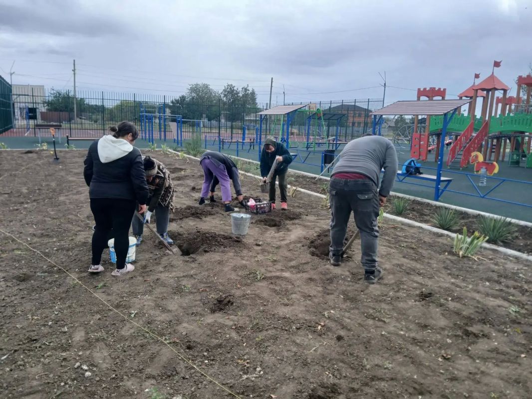 Доброе сердце села — в делах! Члены ТОС «Единство» сделали ещё один шаг, чтобы Македоновка становилась уютнее и красивее. На детской и спортивной площадках появились новые саженцы роз — теперь эти места будут радовать... Доброе сердце села — в делах! Члены ТОС «Единство» сделали ещё один шаг, чтобы Македоновка становилась уютнее и красивее. На детской и спортивной площадках появились новые саженцы роз — теперь эти места будут радовать...