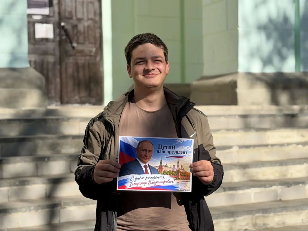 Молодежь Докучаевска присоединилась к поздравлениям с Днем рождения Президента Российской Федерации Владимира Владимировича Путина Молодежь Докучаевска присоединилась к поздравлениям с Днем рождения Президента Российской Федерации Владимира Владимировича Путина