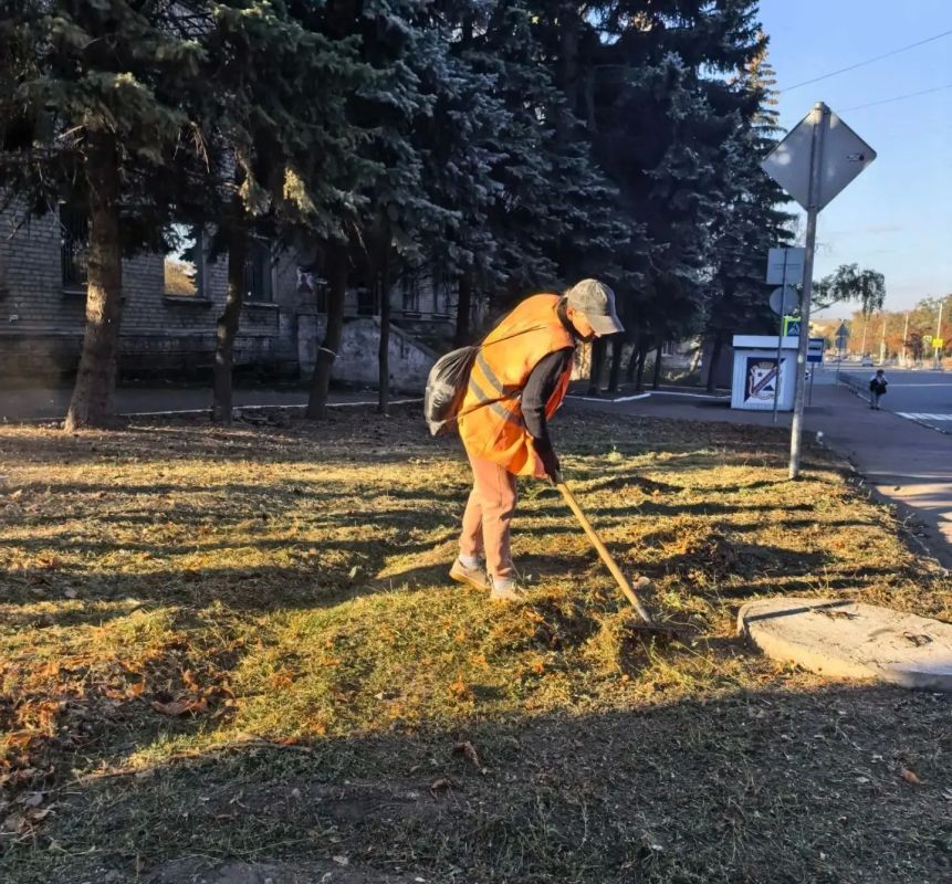 Коммунальщики Снежного продолжают благоустраивать территории общего пользования Коммунальщики Снежного продолжают благоустраивать территории общего пользования