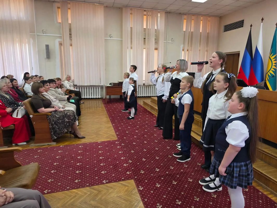 Система образования города функционирует как единая команда, где каждый участник — от педагога до представителя власти — вносит свой вклад в общий результат Система образования города функционирует как единая команда, где каждый участник — от педагога до представителя власти — вносит свой вклад в общий результат