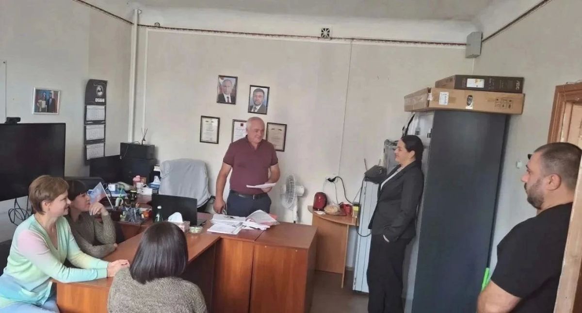 Сегодня депутат Тельмановского муниципального совета Юрий Корюк провёл встречу с трудовым коллективом Территориальной избирательной комиссии №8 ДНР