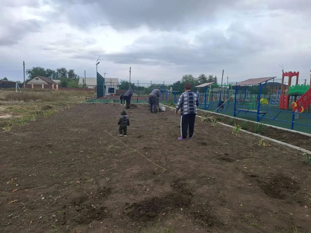 Доброе сердце села — в делах! Члены ТОС «Единство» сделали ещё один шаг, чтобы Македоновка становилась уютнее и красивее. На детской и спортивной площадках появились новые саженцы роз — теперь эти места будут радовать... Доброе сердце села — в делах! Члены ТОС «Единство» сделали ещё один шаг, чтобы Македоновка становилась уютнее и красивее. На детской и спортивной площадках появились новые саженцы роз — теперь эти места будут радовать...