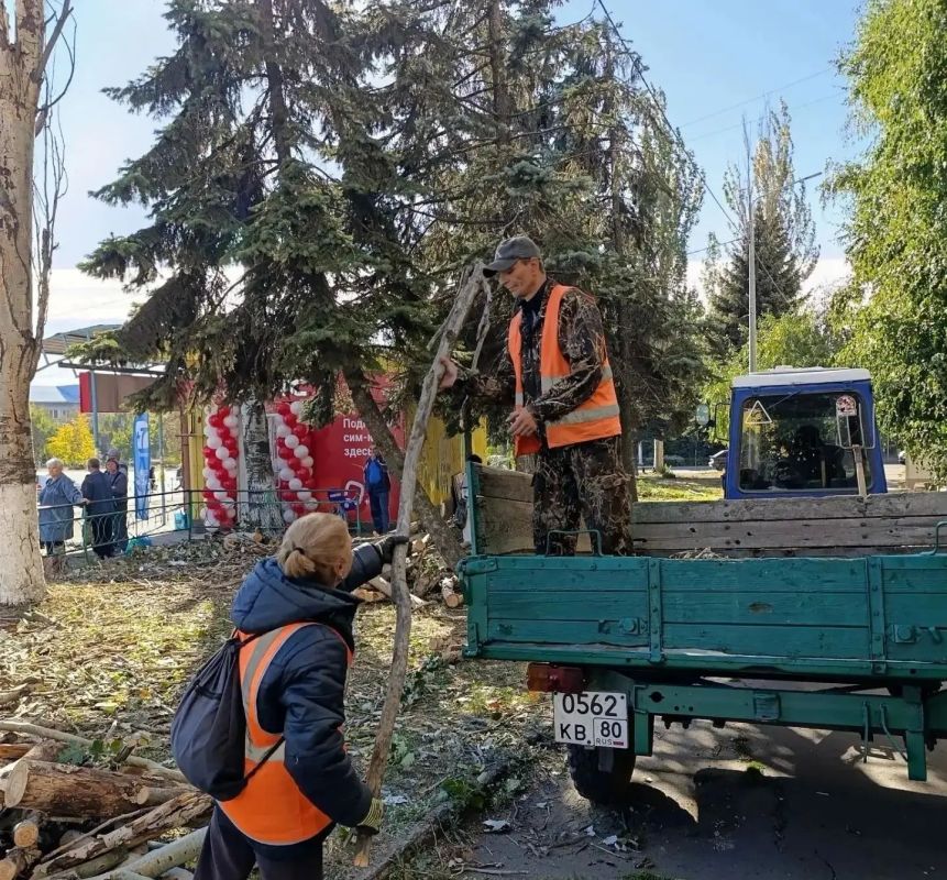 Коммунальщики Снежного продолжают благоустраивать территории общего пользования Коммунальщики Снежного продолжают благоустраивать территории общего пользования