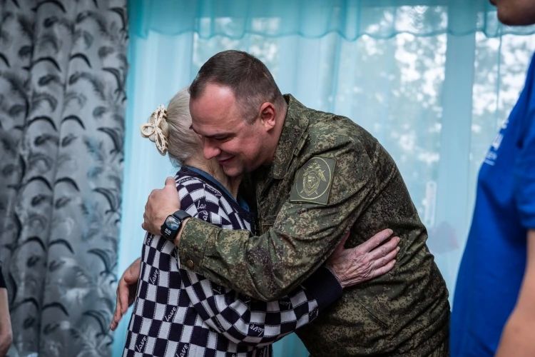 В ДНР военные следователи СК России поздравили ветерана Великой Отечественной войны со 102-летием В ДНР военные следователи СК России поздравили ветерана Великой Отечественной войны со 102-летием