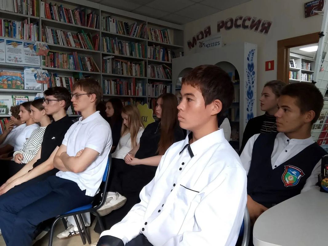В Мангушской библиотеке обсудили семейные ценности глазами молодёжи В Мангушской библиотеке обсудили семейные ценности глазами молодёжи