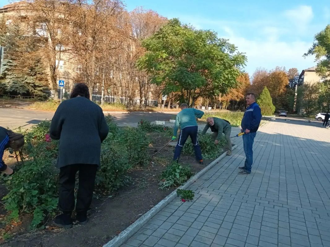 Сегодня, 7 октября, сотрудники ГБУ «Городской дворец культуры им. В. Г. Кирсановой» (Дворец культуры «ЯКХЗ») проведены работы по благоустройству прилегающей к зданию территории