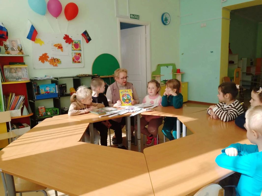 Сегодня в гостях у дошколят детского сада № 4 «Светлячок» в очередной раз побывала сотрудник городской библиотеки Ясиноватой Лилия Корикова