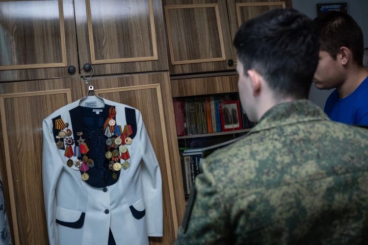 В ДНР военные следователи СК России поздравили ветерана Великой Отечественной войны со 102-летием В ДНР военные следователи СК России поздравили ветерана Великой Отечественной войны со 102-летием