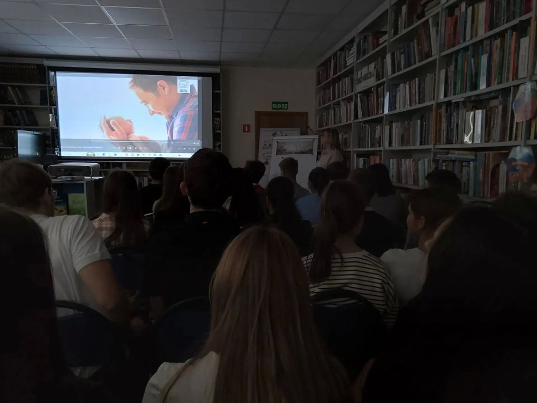 В Мангушской библиотеке обсудили семейные ценности глазами молодёжи В Мангушской библиотеке обсудили семейные ценности глазами молодёжи