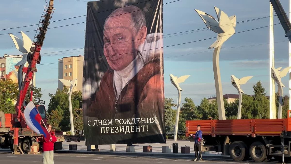 В честь 74-летия Президента страны активисты «МГЕР», «Юнармии» и «Здорового Отечества» провели флешмоб! 07.10.2026