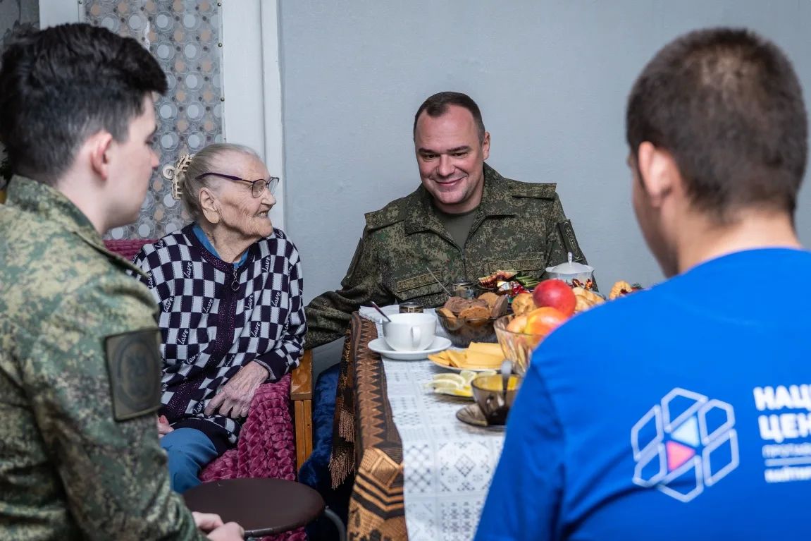 В ДНР военные следователи СК России поздравили ветерана Великой Отечественной войны со 102-летием В ДНР военные следователи СК России поздравили ветерана Великой Отечественной войны со 102-летием