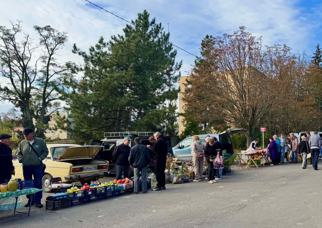 В Старобешево прошла выездная ярмарка: жители поселка обеспечили себя свежими продуктами В Старобешево прошла выездная ярмарка: жители поселка обеспечили себя свежими продуктами
