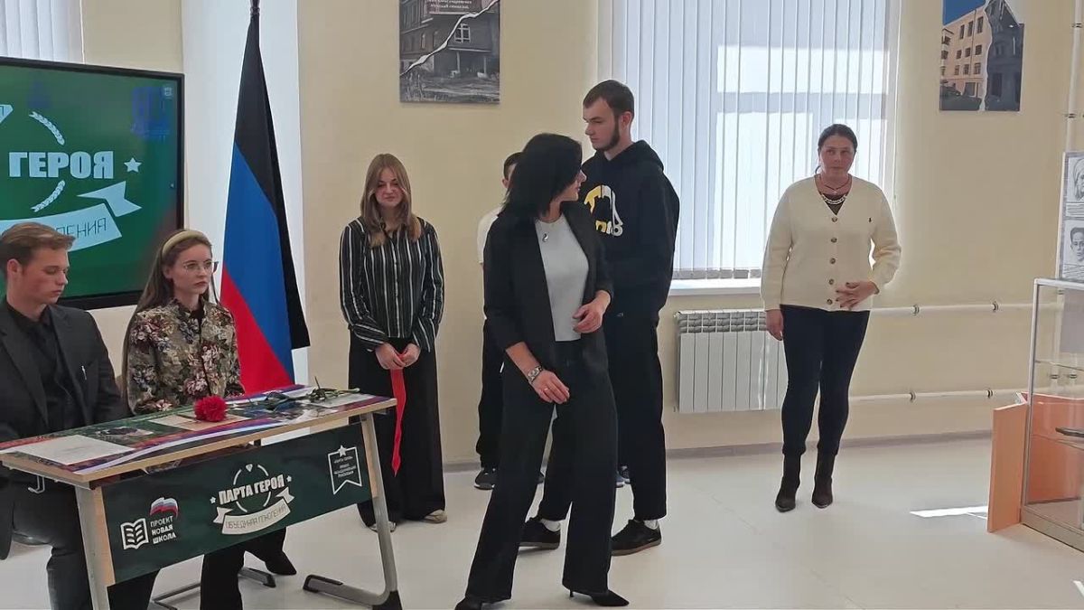Парту, за которой учит сама история, открыли в Мариуполе