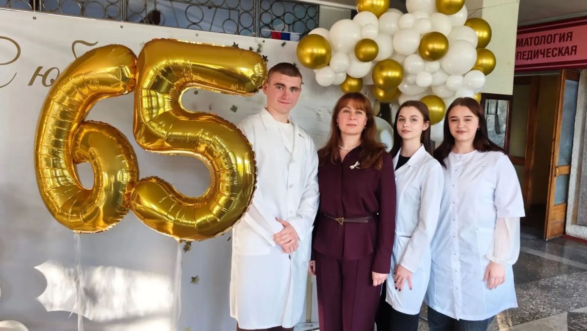 65 лет на страже здоровья: Горловский медицинский колледж отметил большой юбилей 65 лет на страже здоровья: Горловский медицинский колледж отметил большой юбилей