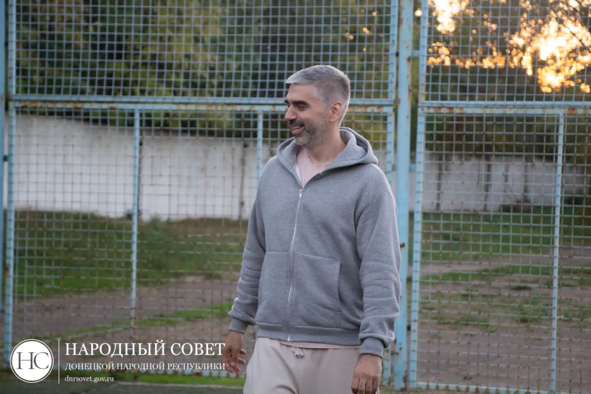 Алексей Дорофеев поддержал юных футболистов из Донецка Алексей Дорофеев поддержал юных футболистов из Донецка
