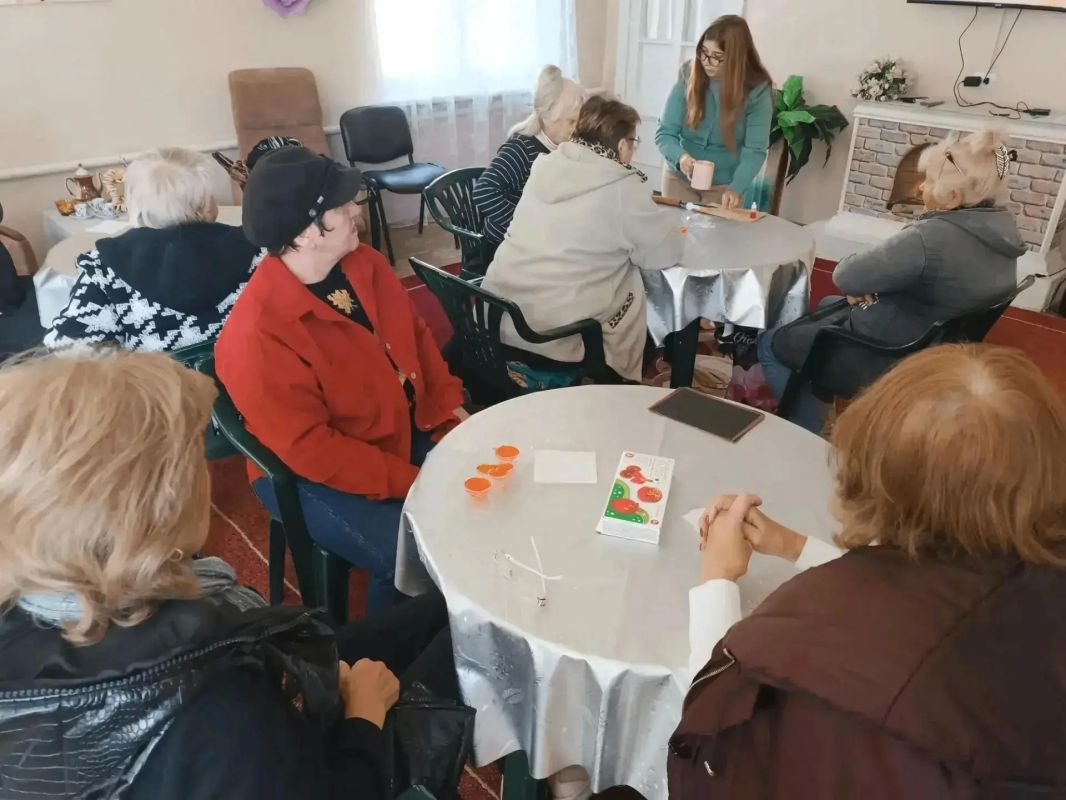 В Макеевке в Центре соцобслуживания прошел мастеркласс по мыловарению «Снижение стрессовых состояний с помощью цвета» В Макеевке в Центре соцобслуживания прошел мастеркласс по мыловарению «Снижение стрессовых состояний с помощью цвета»