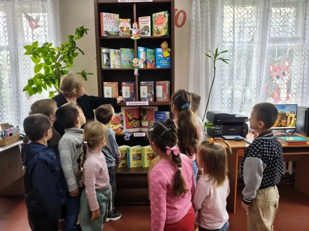 В преддверии Всероссийского дня чтения сотрудники библиотеки-филиала №6 подготовили и провели для воспитанников детского сада «Светлячок» и учащихся младших классов ГБОУ «СШ №5» час удивительного чтения «По страницам любимых... В преддверии Всероссийского дня чтения сотрудники библиотеки-филиала №6 подготовили и провели для воспитанников детского сада «Светлячок» и учащихся младших классов ГБОУ «СШ №5» час удивительного чтения «По страницам любимых...