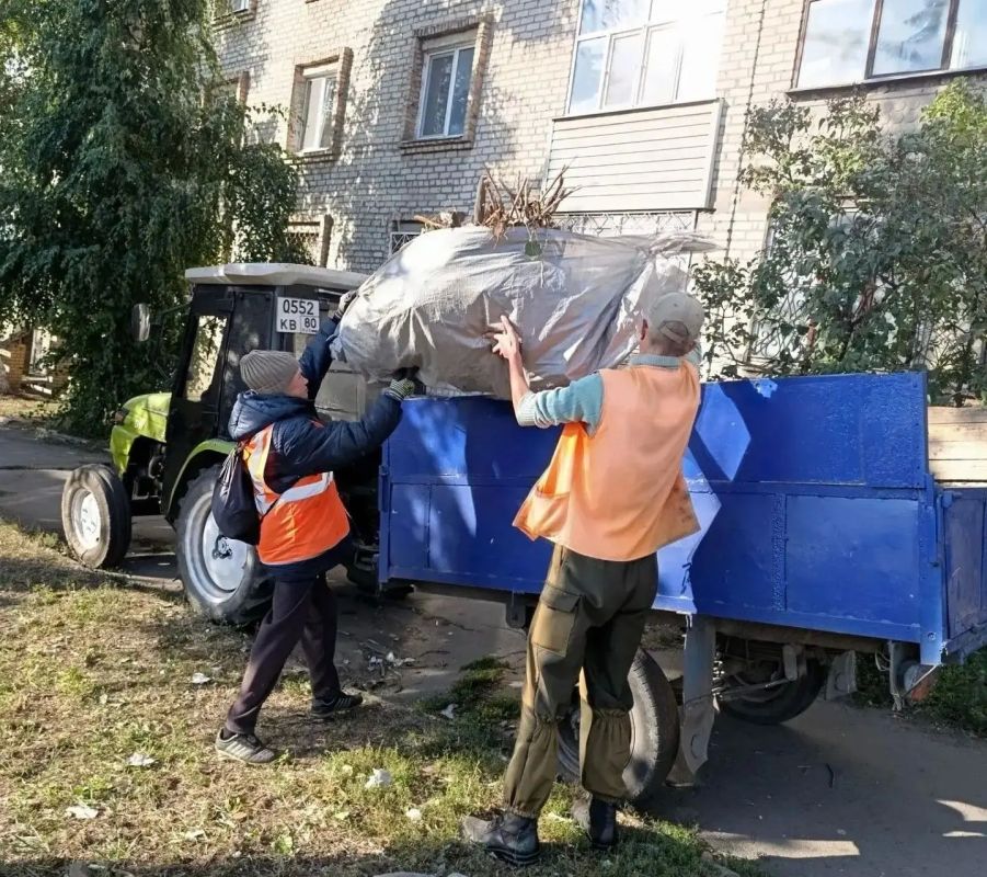 Коммунальщики Снежного продолжают благоустраивать территории общего пользования Коммунальщики Снежного продолжают благоустраивать территории общего пользования