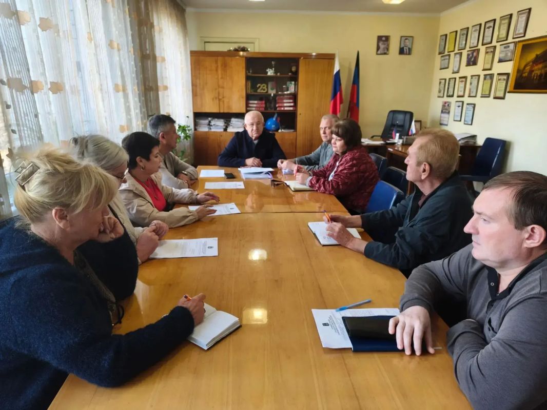 Наталья Бегуненко: Первый заместитель руководителя Управы Петровского внутригородского района Администрации городского округа Донецк Плахутин Юрий Иванович провёл рабочее совещание с представителями предприятий и учреждений...