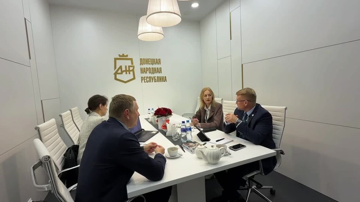 Артем Крамаренко: На стенде ДНР на выставке «Золотая осень — 2026» провёл интересную встречу с представителями Института космических исследований Российской академии наук