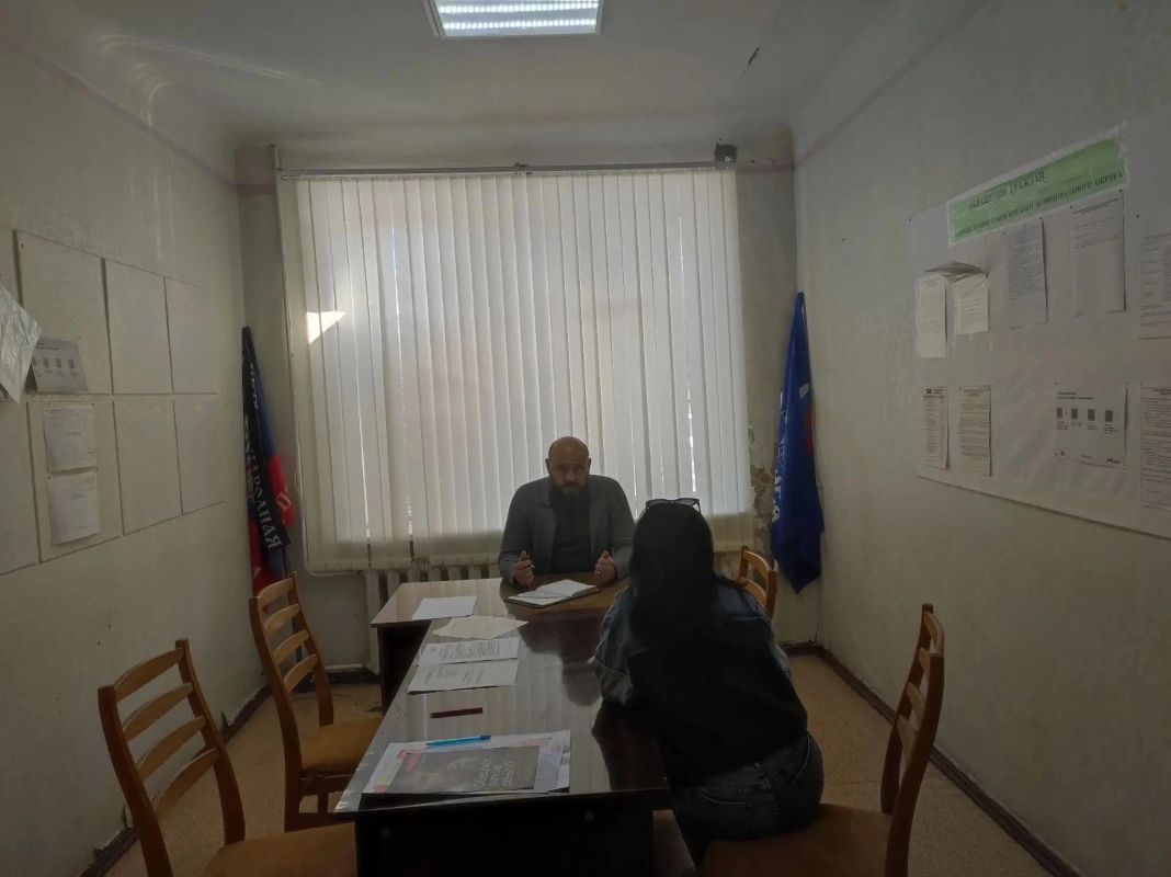 Заместитель главы администрации Амвросиевского муниципального округа Виталий Щуров провел личный прием граждан