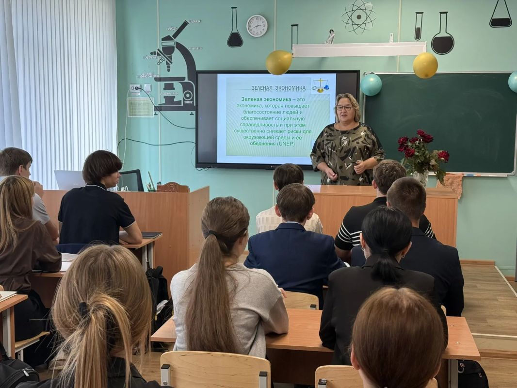 8 октября, в рамках федерального партийного проекта «Зеленая экономика» для учеников 11 классов Тельмановской гимназии прошёл экологический урок «Что такое зеленая экономика» 8 октября, в рамках федерального партийного проекта «Зеленая экономика» для учеников 11 классов Тельмановской гимназии прошёл экологический урок «Что такое зеленая экономика»