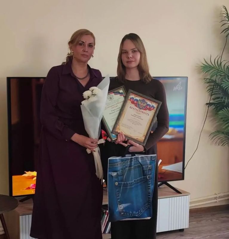 Сегодня в Молодёжном центре им. Марии Пироговой состоялась тёплая встреча, посвящённая молодым педагогам городского округа Дебальцево Сегодня в Молодёжном центре им. Марии Пироговой состоялась тёплая встреча, посвящённая молодым педагогам городского округа Дебальцево