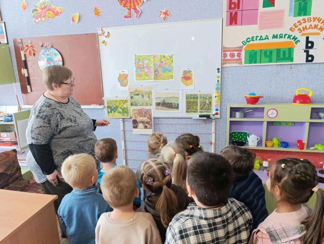 Уроки осени: в Кировском провели познавательное занятие для малышей Уроки осени: в Кировском провели познавательное занятие для малышей