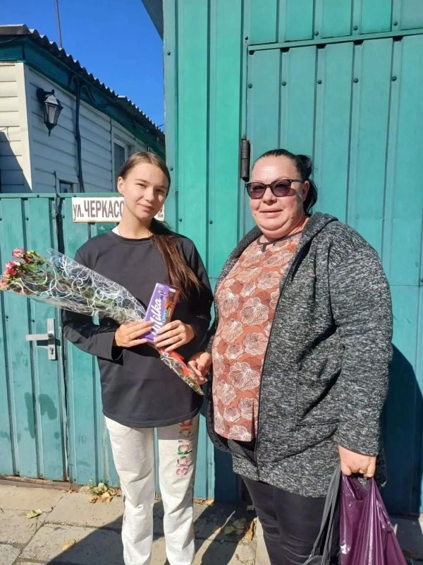 Сотрудники МБУ «Клуб «Комсомолец» г.о. Торез» в рамках партийного проекта "Здоровое будущее" поздравили будущих мамочек с Днем беременных
