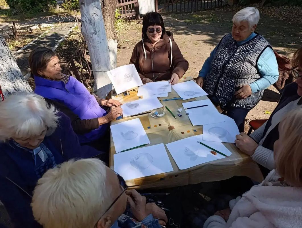 В Шахтерске в Комплексном центре соцобслуживания прошел урок рисования простым карандашом на открытом воздухе В Шахтерске в Комплексном центре соцобслуживания прошел урок рисования простым карандашом на открытом воздухе