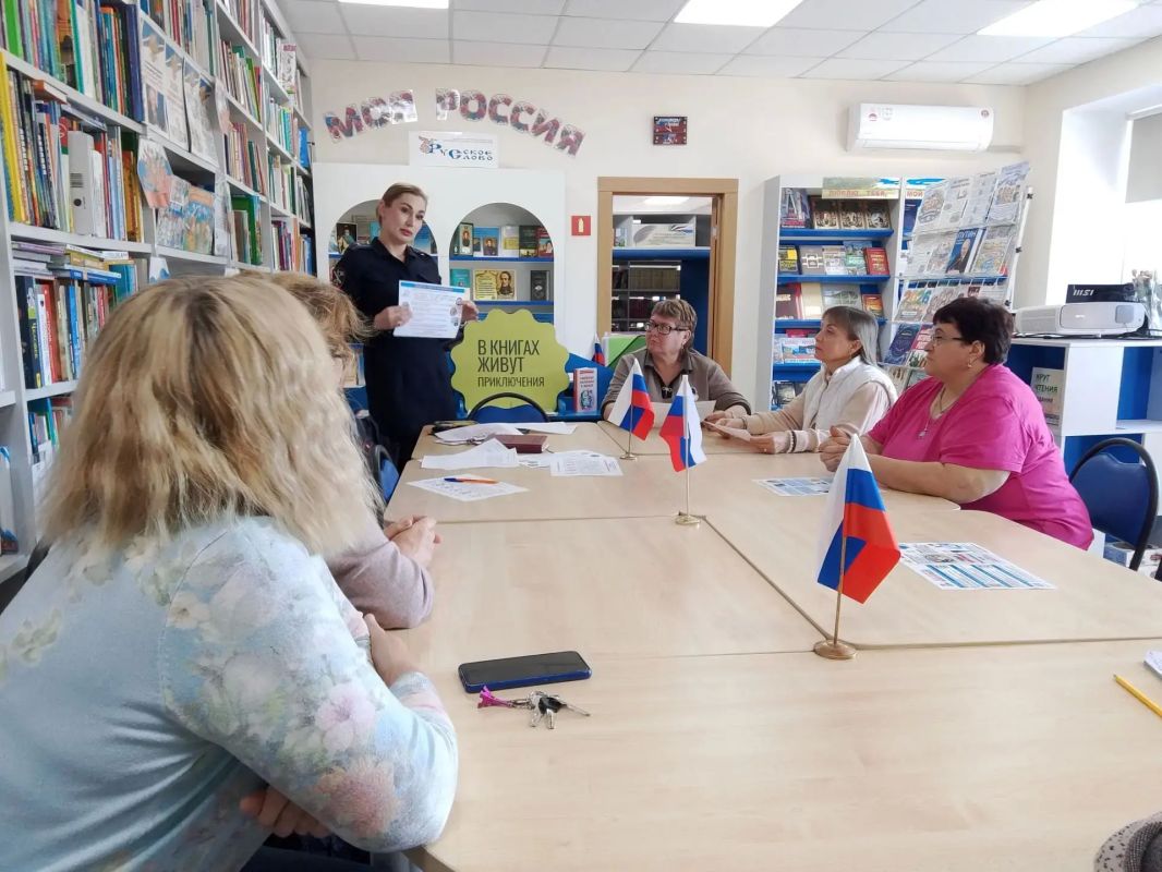 В Мангушском округе прошла масштабная акция «Не оступись», направленная на защиту жителей от дистанционных мошенников В Мангушском округе прошла масштабная акция «Не оступись», направленная на защиту жителей от дистанционных мошенников