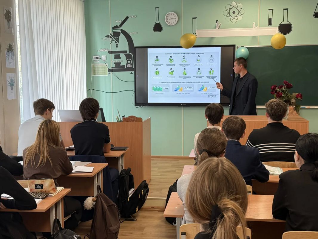 8 октября, в рамках федерального партийного проекта «Зеленая экономика» для учеников 11 классов Тельмановской гимназии прошёл экологический урок «Что такое зеленая экономика» 8 октября, в рамках федерального партийного проекта «Зеленая экономика» для учеников 11 классов Тельмановской гимназии прошёл экологический урок «Что такое зеленая экономика»