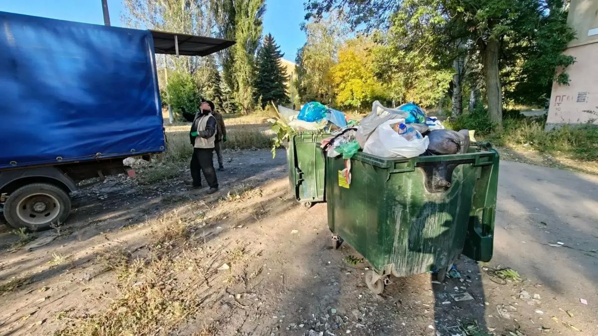 Сегодня, 8 октября, с целью наведению санитарного порядка силами Макеевского филиала ГУП ДНР «Донснабкомплект» проведены работы по уборке территорий контейнерных площадок по ул. Амурской, д. 9, ул. Депутатской, д. 174, ул.... Сегодня, 8 октября, с целью наведению санитарного порядка силами Макеевского филиала ГУП ДНР «Донснабкомплект» проведены работы по уборке территорий контейнерных площадок по ул. Амурской, д. 9, ул. Депутатской, д. 174, ул....