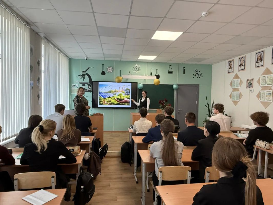 8 октября, в рамках федерального партийного проекта «Зеленая экономика» для учеников 11 классов Тельмановской гимназии прошёл экологический урок «Что такое зеленая экономика» 8 октября, в рамках федерального партийного проекта «Зеленая экономика» для учеников 11 классов Тельмановской гимназии прошёл экологический урок «Что такое зеленая экономика»