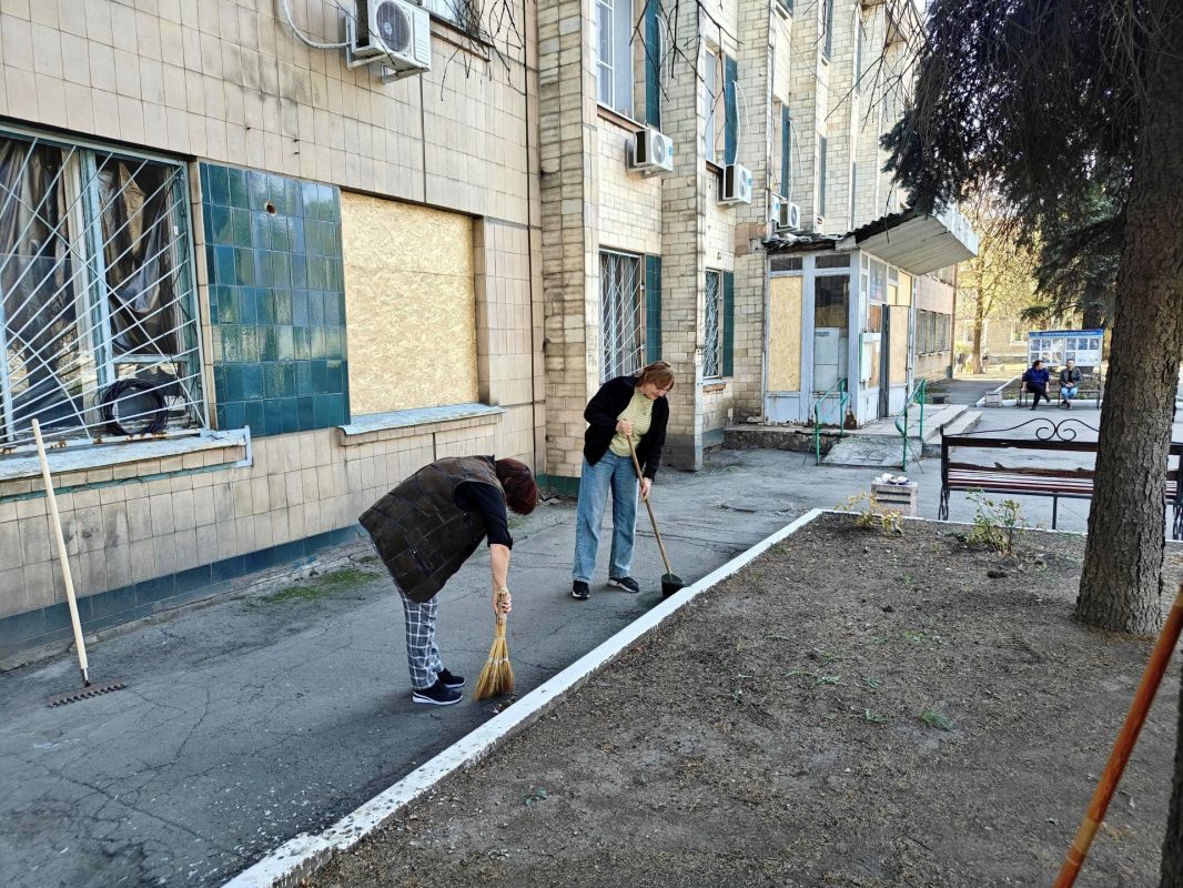 В Снежном прошла традиционная акция «Чистый четверг» В Снежном прошла традиционная акция «Чистый четверг»