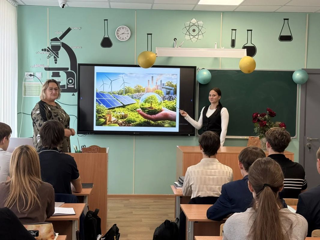 8 октября, в рамках федерального партийного проекта «Зеленая экономика» для учеников 11 классов Тельмановской гимназии прошёл экологический урок «Что такое зеленая экономика»