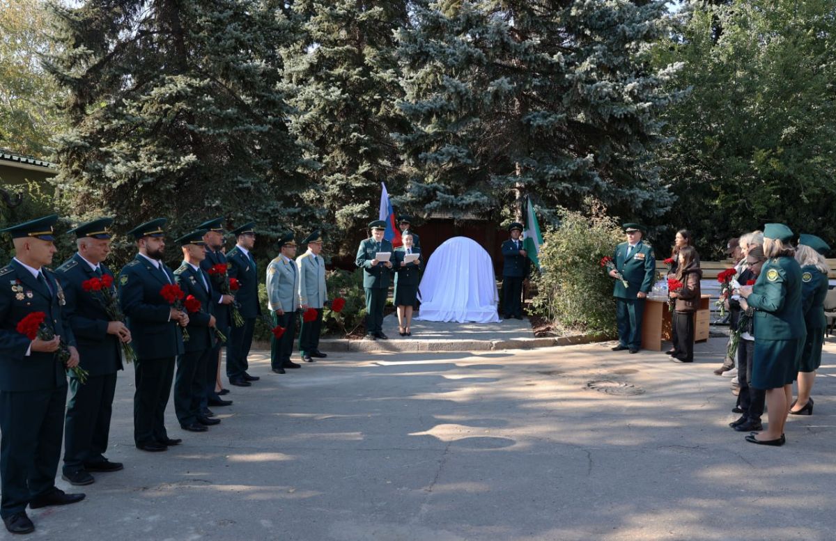 В Донецке почтили память таможенников, погибших в ходе исполнения воинского долга В Донецке почтили память таможенников, погибших в ходе исполнения воинского долга