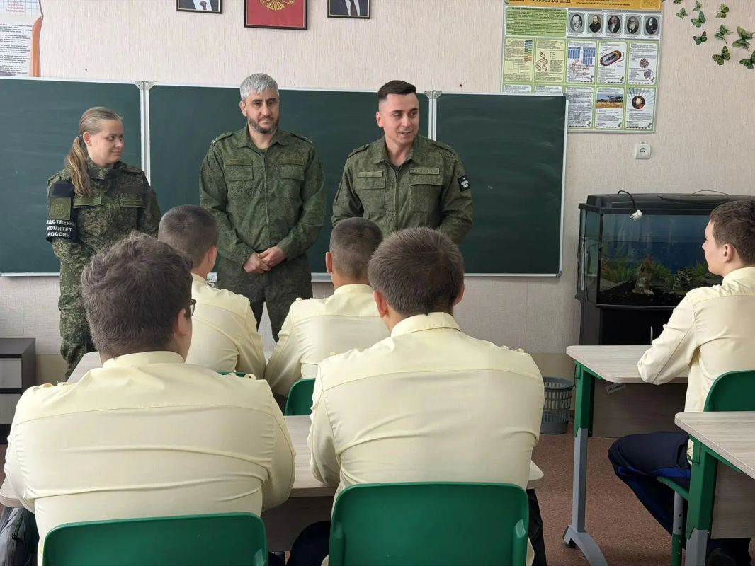Сотрудники регионального управления СК России по ДНР провели профориентационную лекцию для кадет Сотрудники регионального управления СК России по ДНР провели профориентационную лекцию для кадет