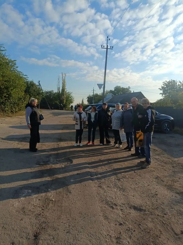 Сегодня, 8 октября, спикер активист, председатель ТОС «Землянки» Светлана Пархоменко провела встречу с жителями Кировского района на подведомственной территории пгт Землянки по ул. Франко, 1