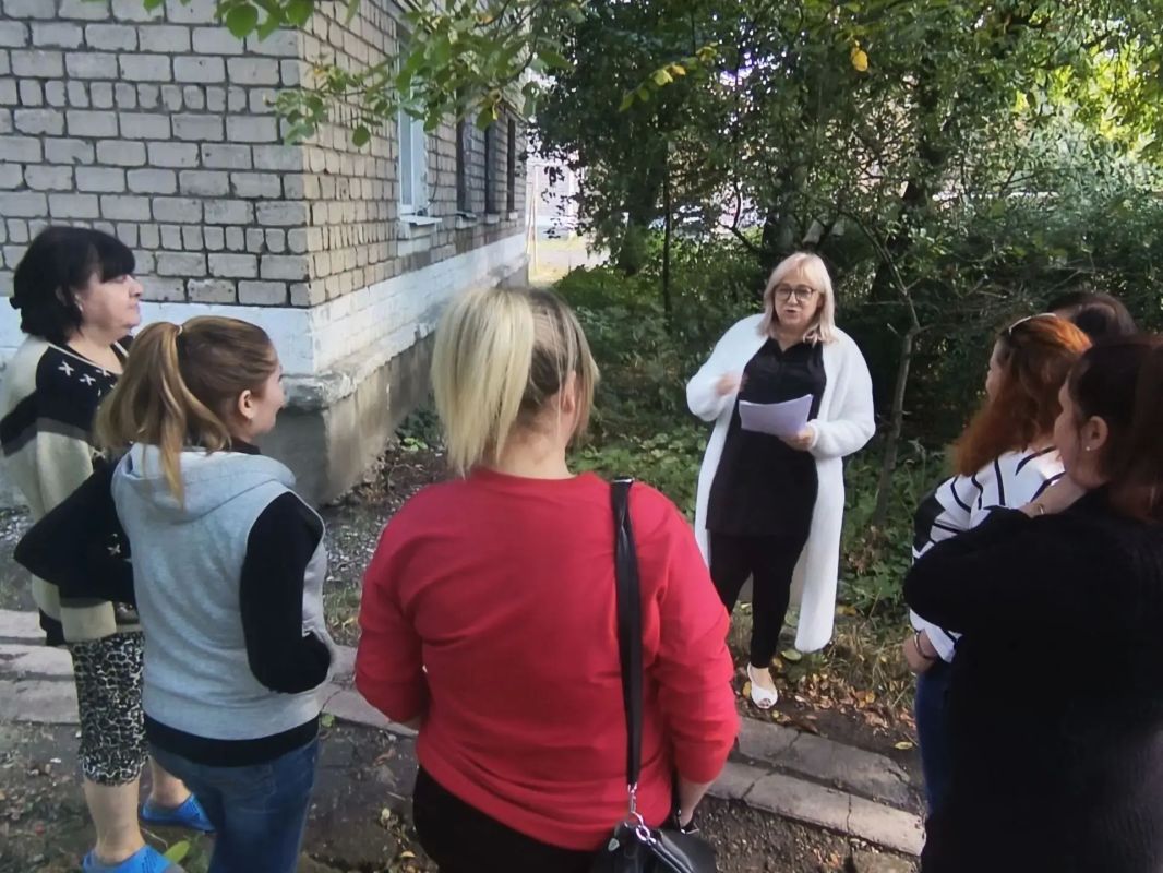 9 октября, в рамках поручения Главы ДНР Дениса Пушилина спикер Центрально-Городского внутригородского района Валентина Вульпе провела встречу по адресу: г. Макеевка, ул. Луначарского, 4
