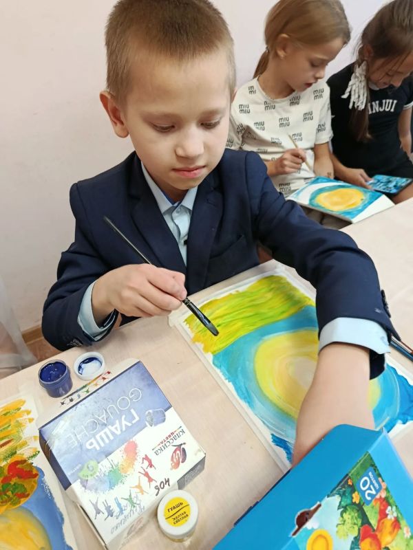 В Тельмановском доме творчества сегодня по-настоящему пахло осенью! Наши ребята собрались на мастер-класс по рисованию, чтобы запечатлеть красоту этого времени года на бумаге В Тельмановском доме творчества сегодня по-настоящему пахло осенью! Наши ребята собрались на мастер-класс по рисованию, чтобы запечатлеть красоту этого времени года на бумаге